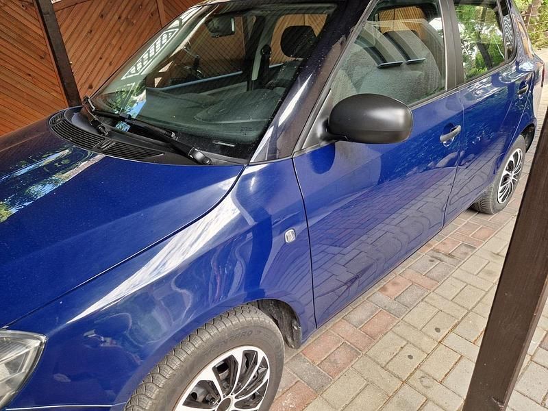 Blau Gebraucht 2014 Skoda Fabia Kleinwagen | 5.000 € - Bild 1/4