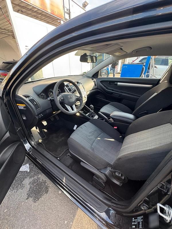 Gebraucht Kia ProCeed 90 PS (66 kW) 2010 Schwarz Kleinwagen