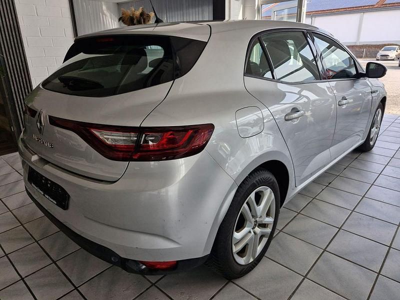 Gebraucht Renault Mégane IV Play 132 PS (97 kW) 2017 Grau Limousine