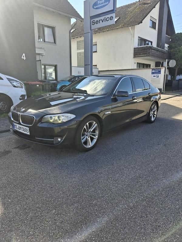 Silber Gebraucht 2010 BMW 520 Limousine | 10.999 € - Bild 1/4