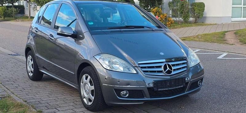 Mountaingrau met. Gebraucht 2010 Mercedes A160 Kleinwagen | 6.999 € (Etwas zu teuer) - Bild 1/4