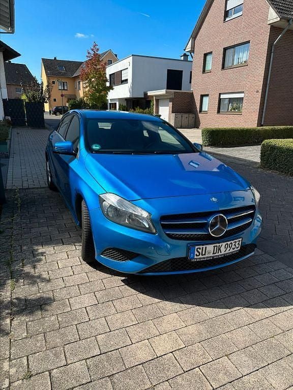 Blau Gebraucht 2013 Mercedes A180 Style Limousine | 9.500 € (Superpreis) - Bild 1/4