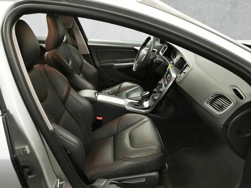 Gebraucht Volvo V60 Business Edition 150 PS (110 kW) 2016 Silber Kombi