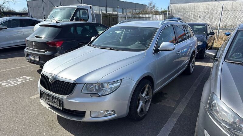 Silber Gebraucht 2011 Skoda Superb Ambition Kombi | 2.750 € (Superpreis) - Bild 1/4