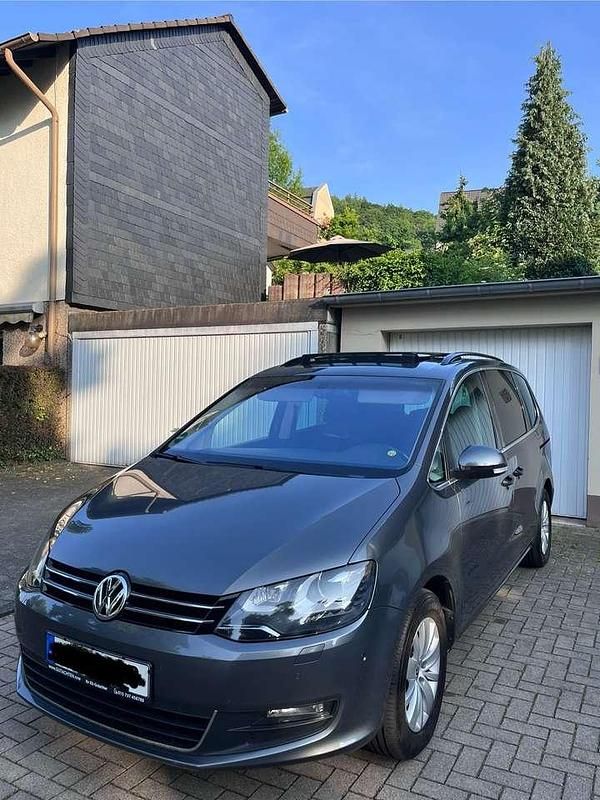 Grau Gebraucht 2011 VW Sharan Comfortline Van / Kleinbus | 11.299 € (Etwas zu teuer) - Bild 1/4