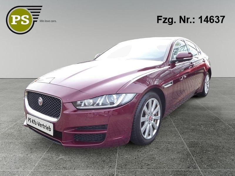 Rot Gebraucht 2016 Jaguar XE Pure Limousine | 6.480 € (Superpreis) - Bild 1/4