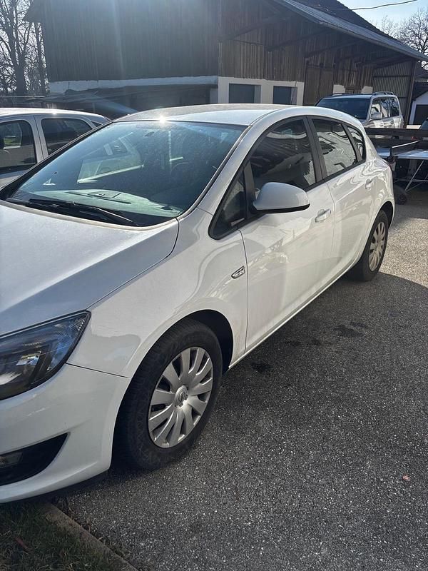 Second-hand Opel Astra 101 CP (74 kW) 2014 Alb Berlinǎ