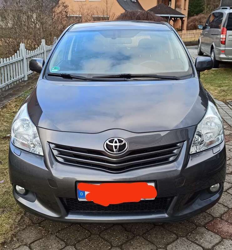 Braun Gebraucht 2010 Toyota Verso Multidrive S Van / Kleinbus | 11.000 € (Teuer) - Bild 1/4