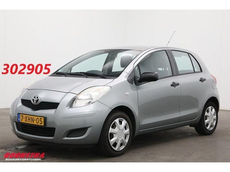 Grau Gebraucht 2010 Toyota Yaris Cool Limousine | 2.150 € (Fairer Preis) - Bild 1/4