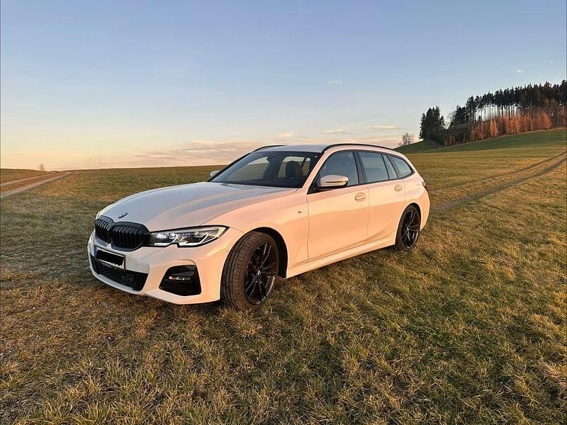 Weiß Gebraucht 2020 BMW 320 M Sport Kombi | 29.890 € (Guter Preis) - Bild 1/4
