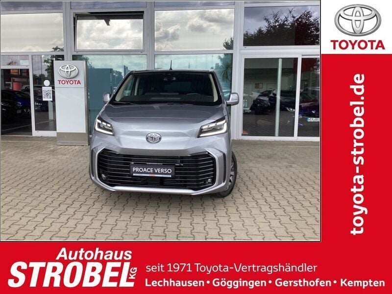 Silver metallic Neu 2025 Toyota Proace Verso Lounge Kombi | 54.980 € (Teuer) - Bild 1/1