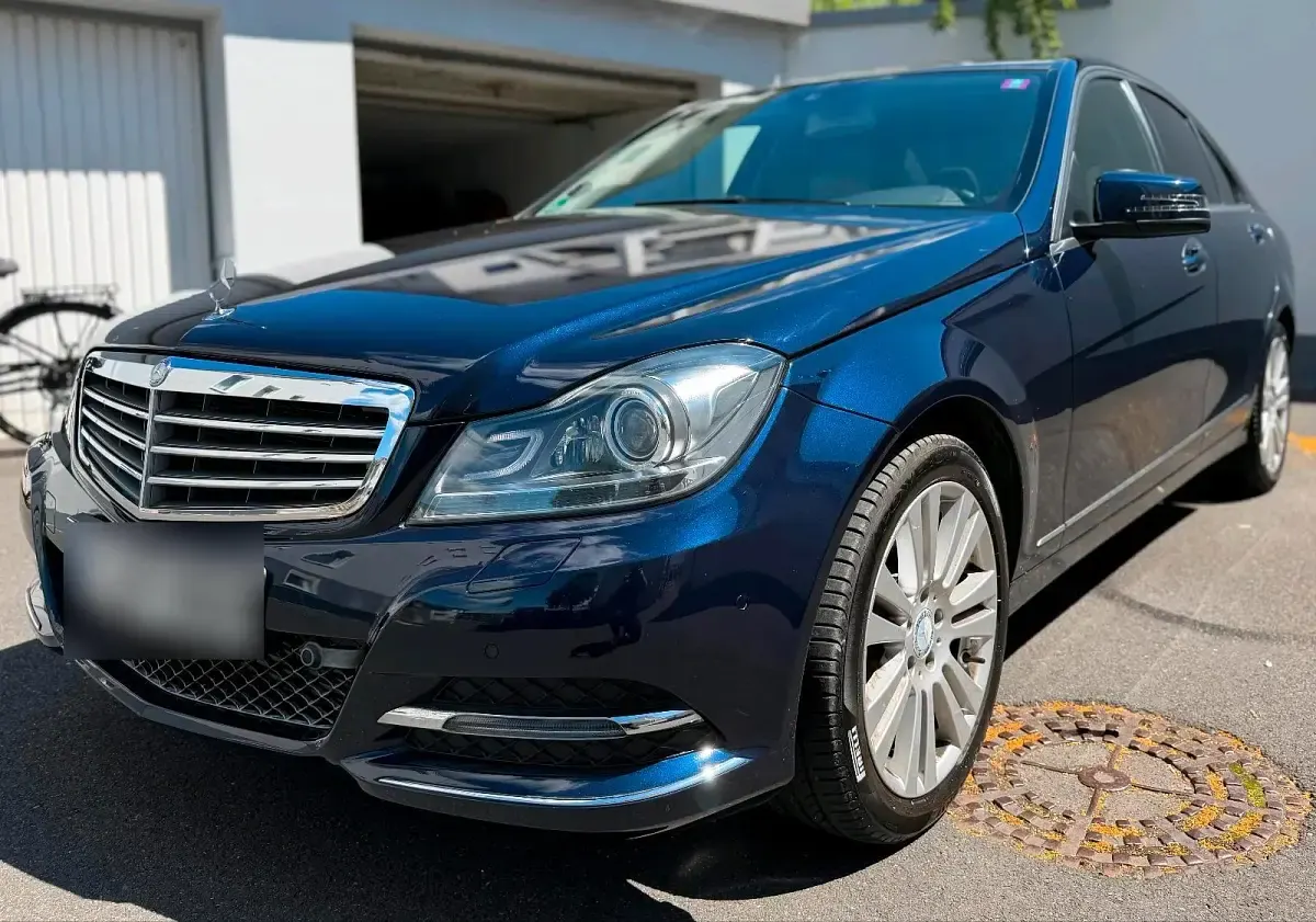 Gebraucht Mercedes C200 184 PS (135 kW) 2013 Blau Limousine