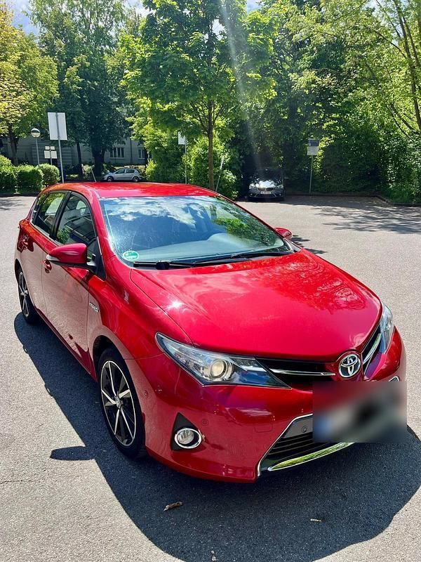 Rot Gebraucht 2014 Toyota Auris Hybrid Kleinwagen | 10.500 € (Fairer Preis) - Bild 1/4