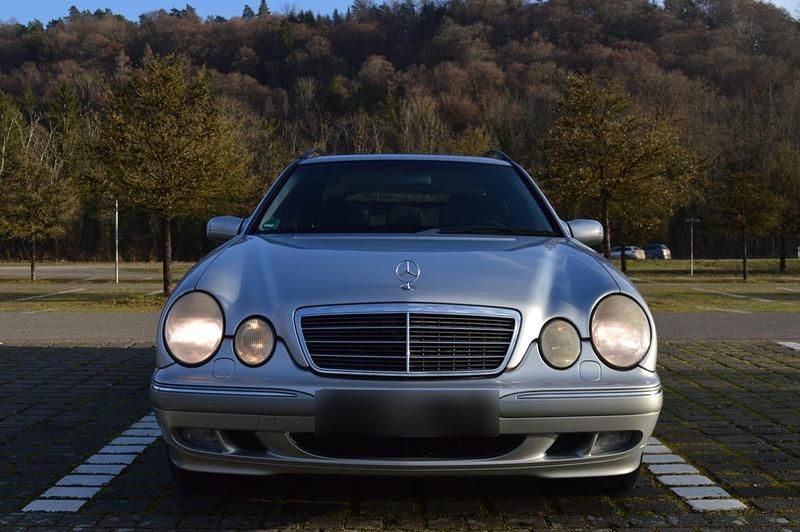 Gebraucht Mercedes E270 177 PS (130 kW) 2001 Silber Kombi