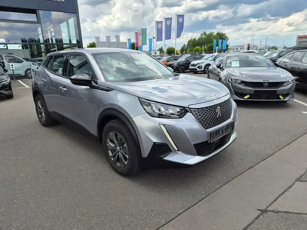 Gebraucht Peugeot e-2008 Active 100 kW (136 PS) 2022 Grau / artense grau (metallic) SUV