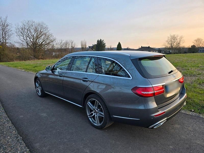 Gebraucht Mercedes E220 Exclusive 194 PS (142 kW) 2016 Grau Kombi