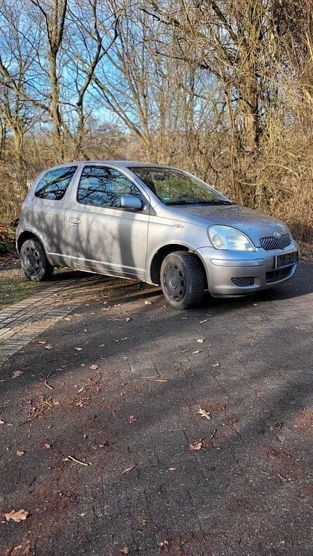 Silber Gebraucht 2004 Toyota Yaris Limousine | 1.550 € (Fairer Preis) - Bild 1/4