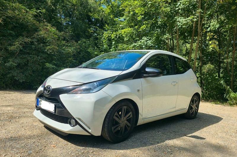 Weiß Gebraucht 2015 Toyota Aygo Kleinwagen | 6.000 € (Guter Preis) - Bild 1/4