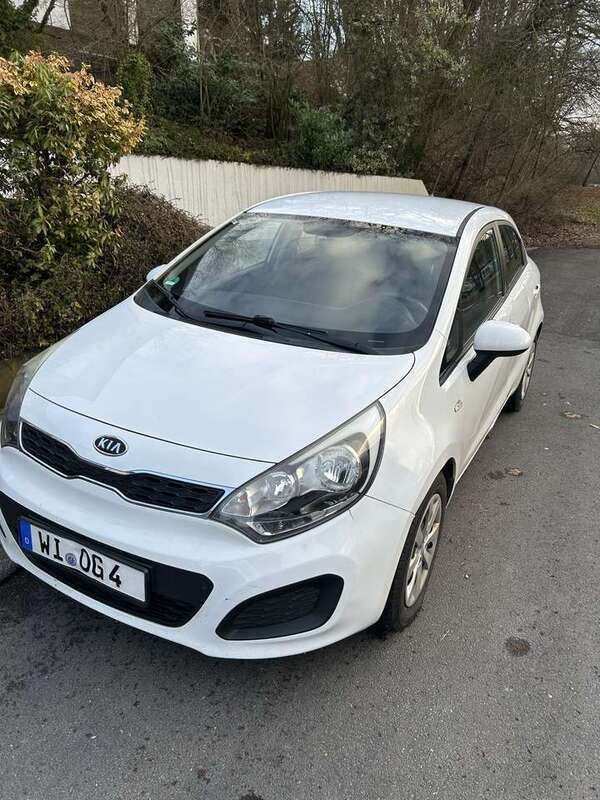 Gebraucht 2013 Kia Rio FIFA World Cup Edition Limousine | 4.100 € (Fairer Preis) - Bild 1/4