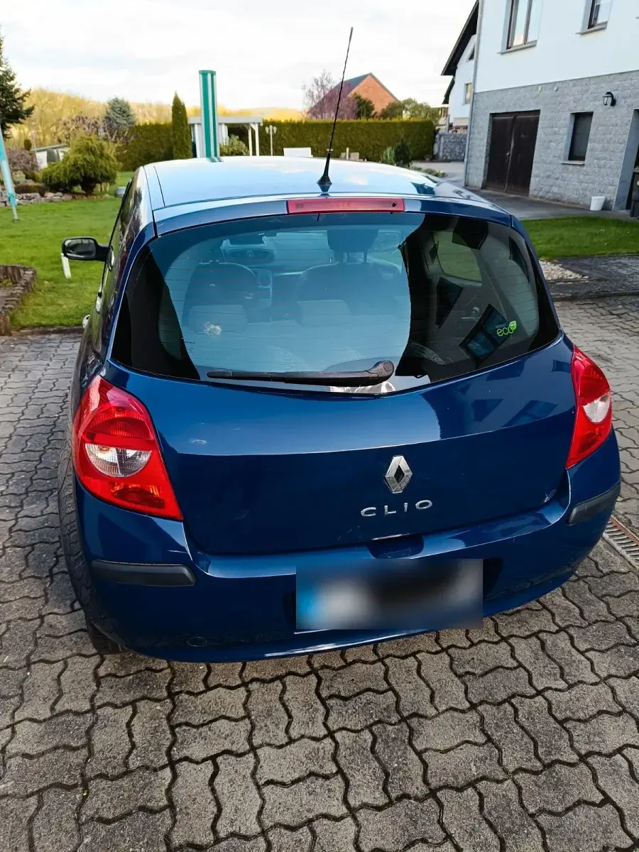 Używany Renault Clio III 75 KM (55 kW) 2008 Niebieski Hatchback