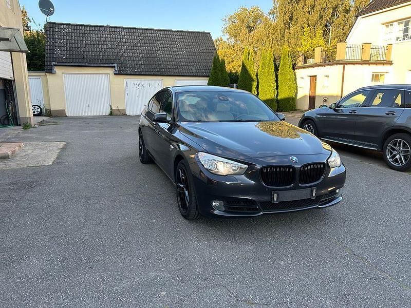 Grau Gebraucht 2011 BMW 535 Gran Turismo Shadowline Limousine | 12.499 € (Etwas zu teuer) - Bild 1/4