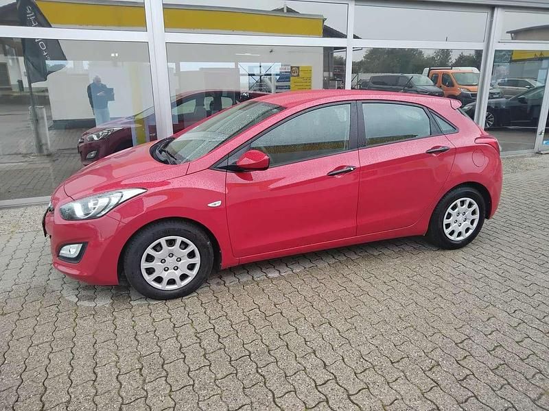 Rot Gebraucht 2013 Hyundai i30 Trend Limousine | 6.990 € (Guter Preis) - Bild 1/4