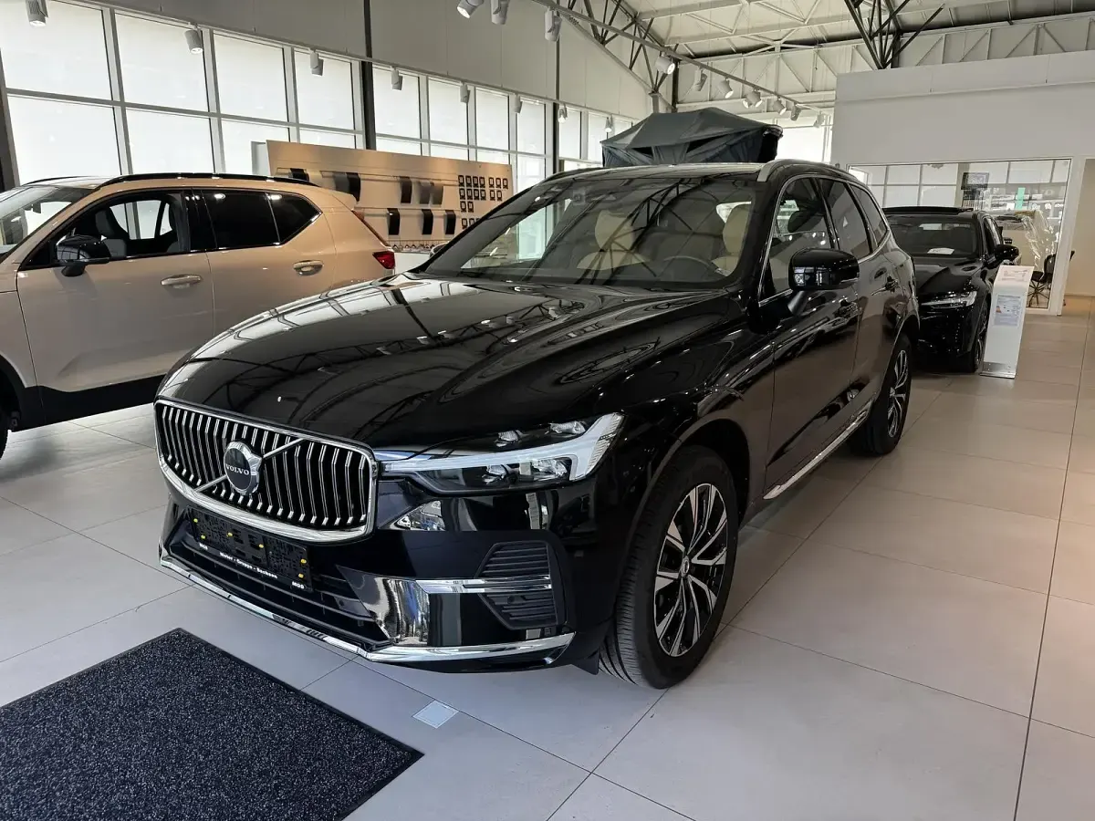 Gebraucht Volvo XC60 Plus 197 PS (144 kW) 2022 Onyx black / metallic SUV