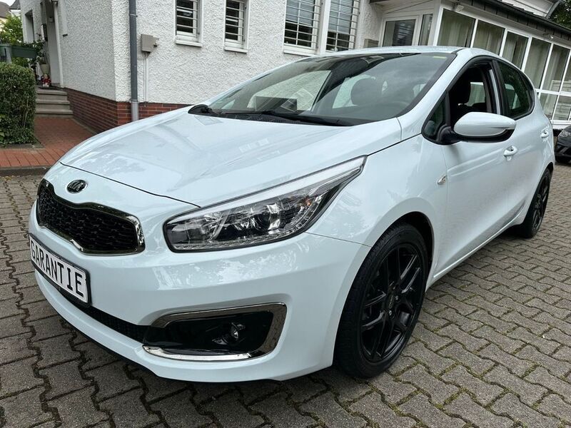 Weiß Gebraucht 2016 Kia Ceed 3 Limousine | 11.750 € (Fairer Preis) - Bild 1/4