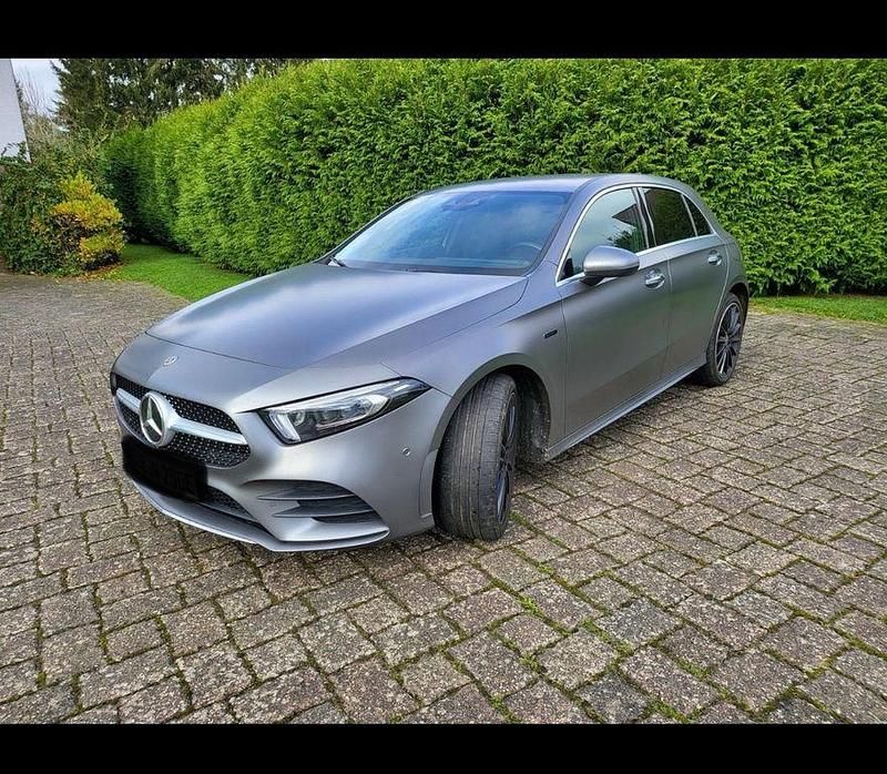 Grau Gebraucht 2020 Mercedes A250 AMG line Limousine | 27.999 € (Fairer Preis) - Bild 1/4