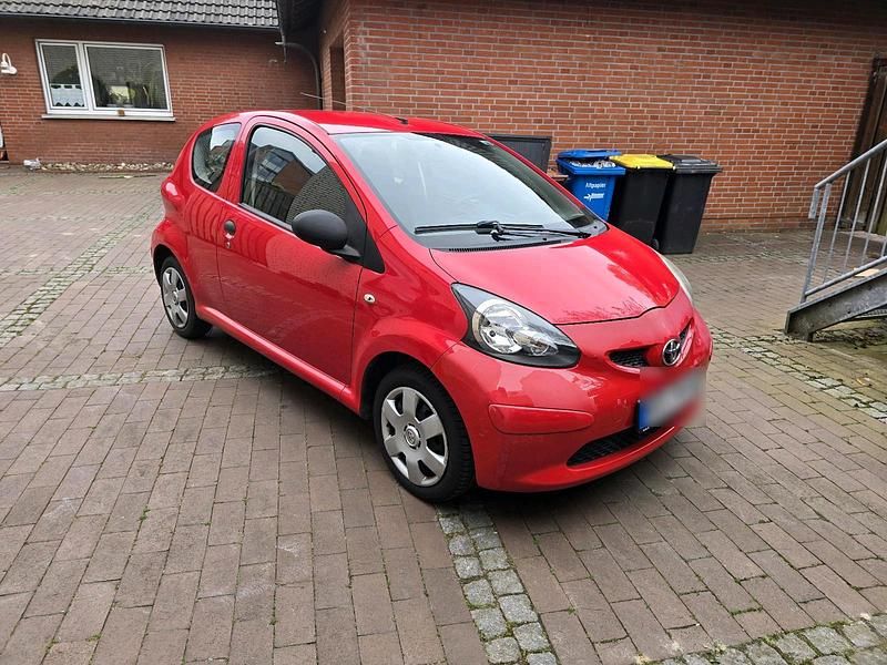 Rot Gebraucht 2008 Toyota Aygo Kleinwagen | 1.750 € (Teuer) - Bild 1/4