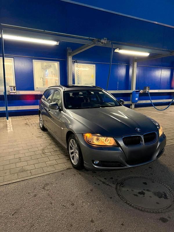 Gebraucht BMW 318 143 PS (105 kW) 2012 Grau Kombi