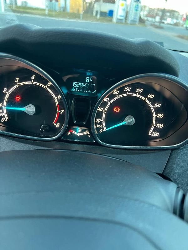 Gebraucht Ford Fiesta 101 PS (74 kW) 2014 Weiß Kleinwagen