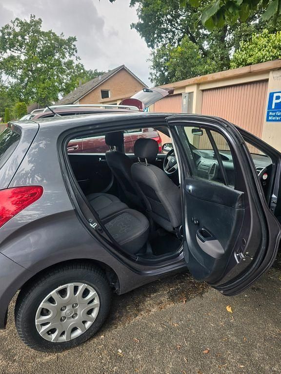 Grau Gebraucht 2011 Hyundai i20 Classic Limousine | 4.200 € (Fairer Preis) - Bild 1/4
