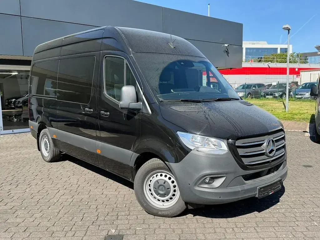 Używany Mercedes Sprinter 170 KM (125 kW) 2023 Czarny Van
