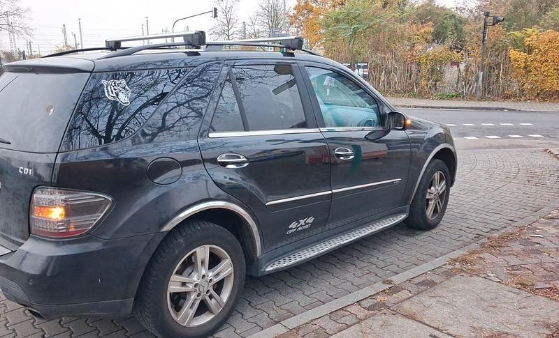 Schwarz Gebraucht 2007 Mercedes ML320 SUV | 2.600 € - Bild 1/3