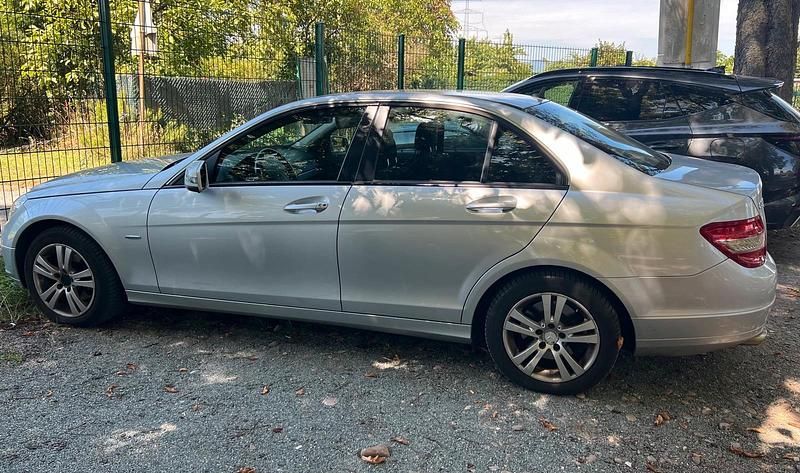Silber Gebraucht 2009 Mercedes C220 Limousine | 6.000 € (Etwas zu teuer) - Bild 1/4