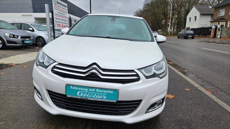 Weiß Gebraucht 2017 Citroën C4 Attraction Limousine | 7.990 € (Etwas zu teuer) - Bild 1/4