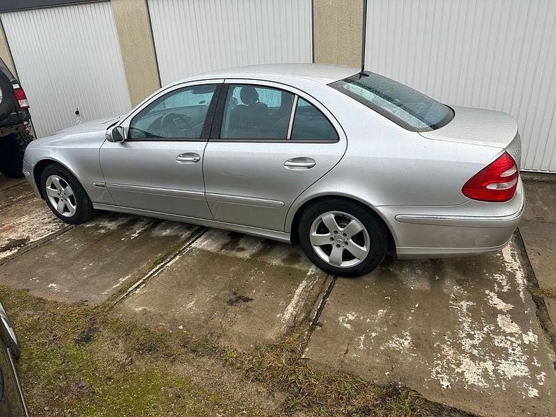 Gebraucht Mercedes E220 Elegance 150 PS (110 kW) 2003 Silber Limousine