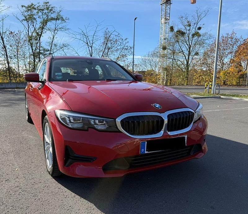 Rot Gebraucht 2019 BMW 330 Advantage Kombi | 24.900 € (Guter Preis) - Bild 1/4