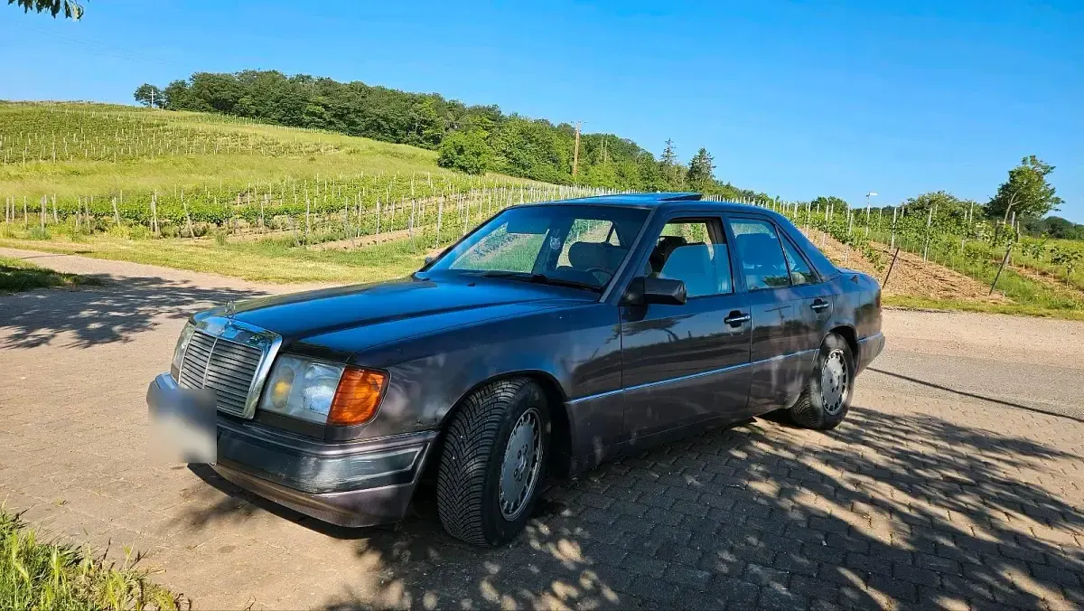 Używany Mercedes E230 132 KM (97 kW) 1990 Purpurowy Sedan/Limuzyna