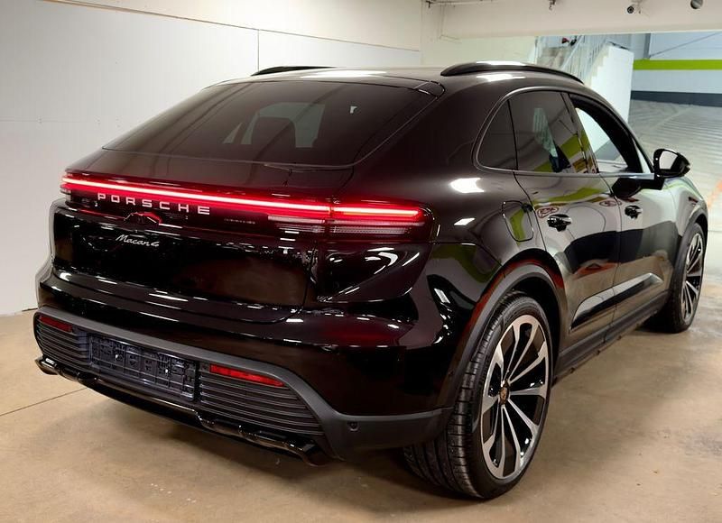 Neu Porsche Macan 300 kW (408 PS) 2025 Tiefschwarz metallic SUV