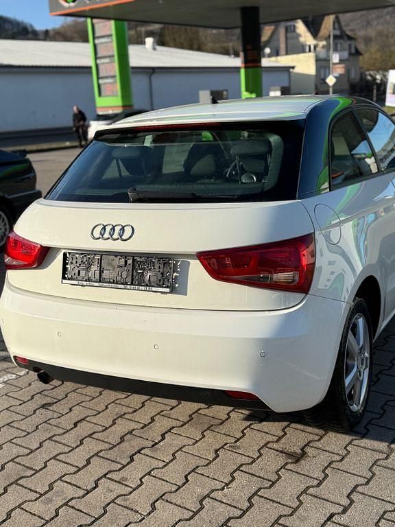 Gebraucht Audi A1 Attraction 86 PS (63 kW) 2011 Weiß Kleinwagen