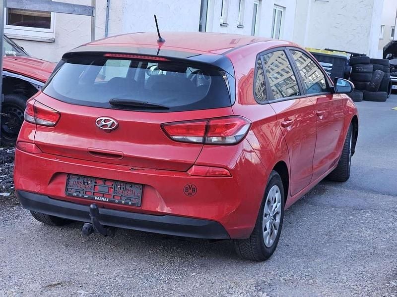Gebraucht Hyundai i30 Select 116 PS (85 kW) 2019 Engine red / sol Kleinwagen