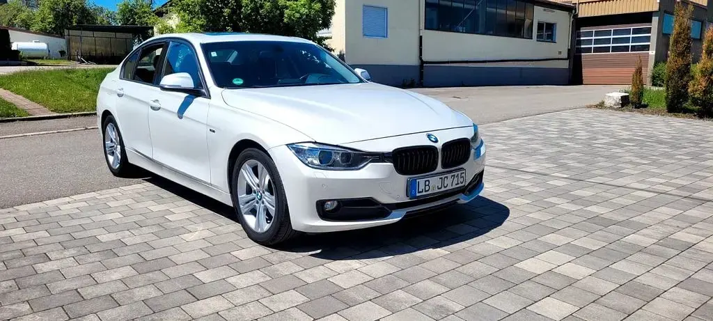 Gebraucht BMW 320 Sport Line 184 PS (135 kW) 2012 Weiß Limousine