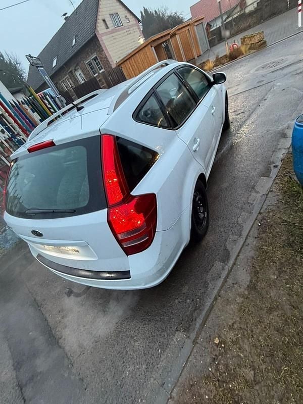 Gebraucht Kia Ceed 105 PS (77 kW) 2012 Weiß Kleinwagen