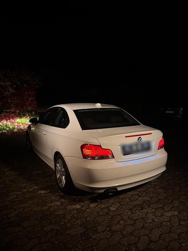 Weiß Gebraucht 2008 BMW 120 Coupé Advantage Coupé | 10.870 € (Guter Preis) - Bild 1/4