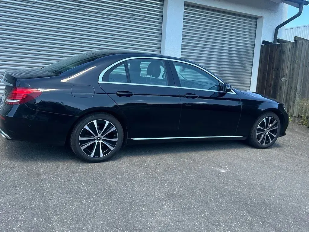 Gebraucht Mercedes E220 194 PS (142 kW) 2019 Schwarz Limousine