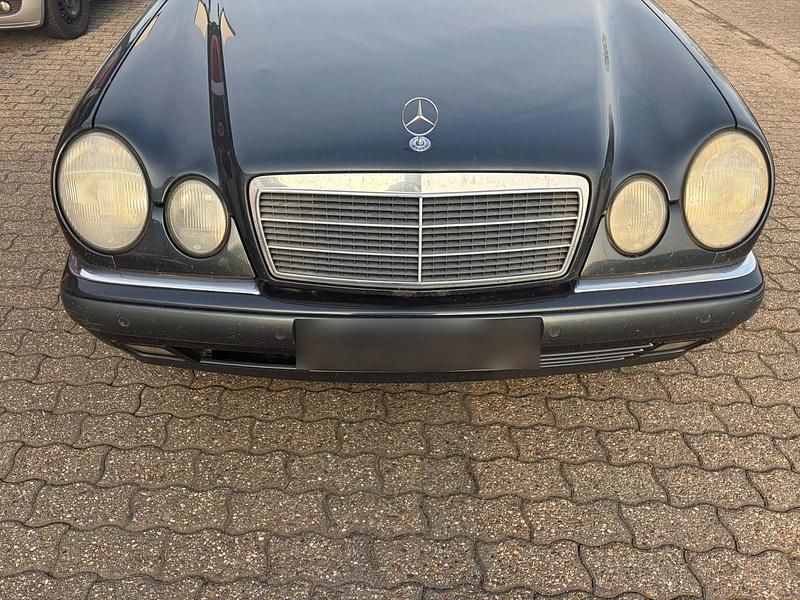 Gebraucht Mercedes E240 Elegance 170 PS (125 kW) 1999 Schwarz Limousine