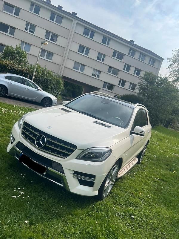 Weiß Gebraucht 2012 Mercedes ML350 SUV | 22.000 € (Etwas zu teuer) - Bild 1/4