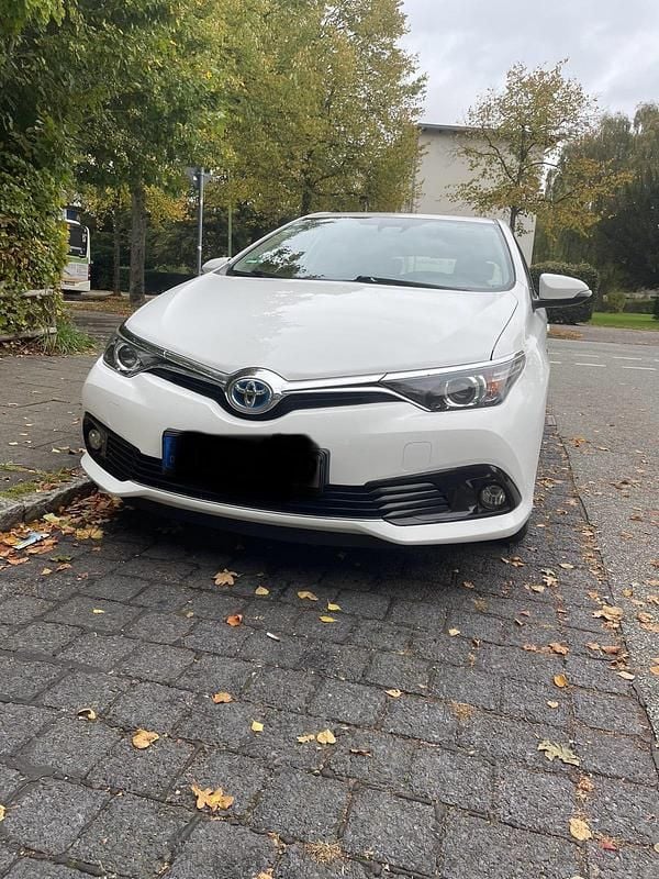 Weiß Gebraucht 2016 Toyota Auris Hybrid Edition-S Limousine | 13.650 € (Etwas zu teuer) - Bild 1/4